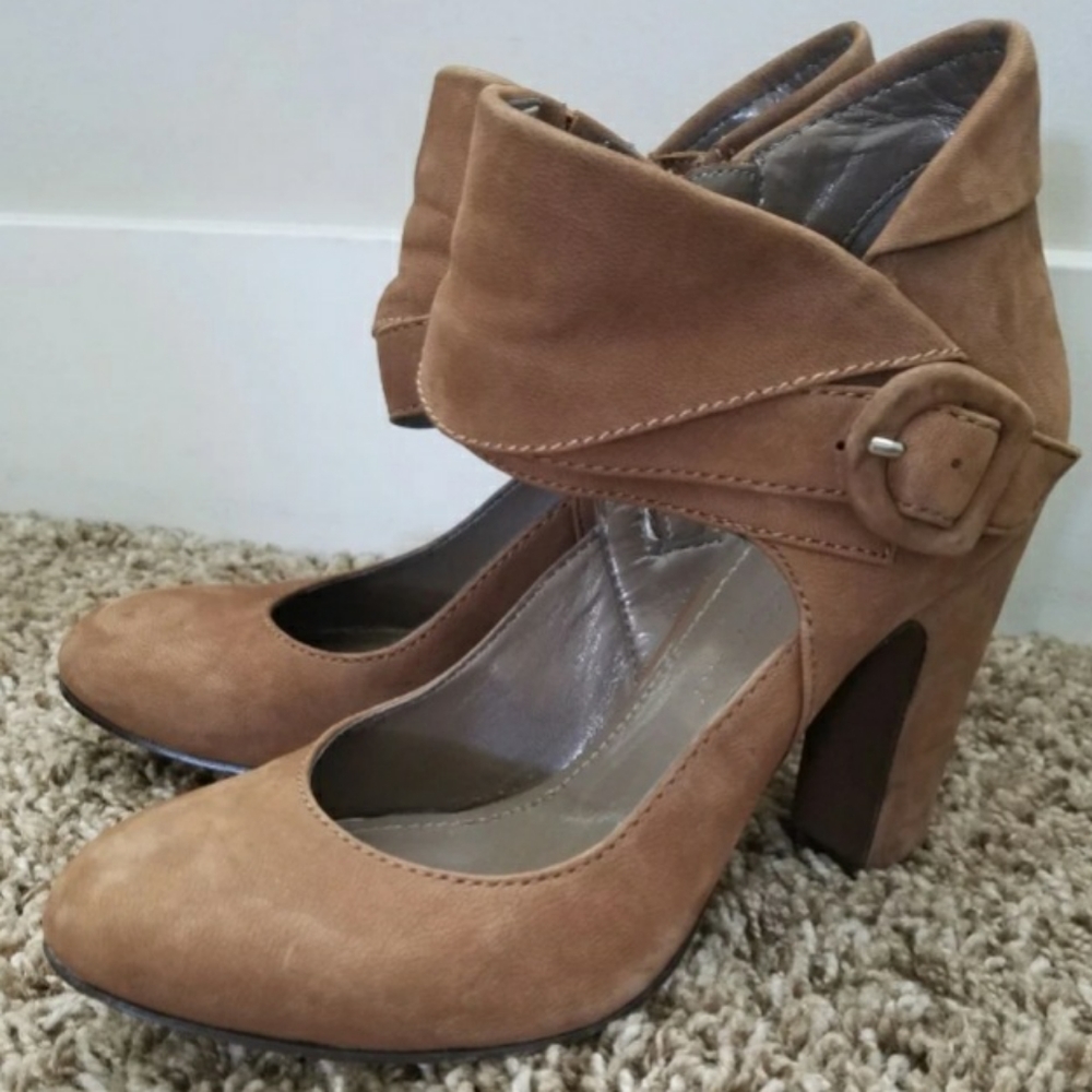 B Makovsky heels in a size 6 M